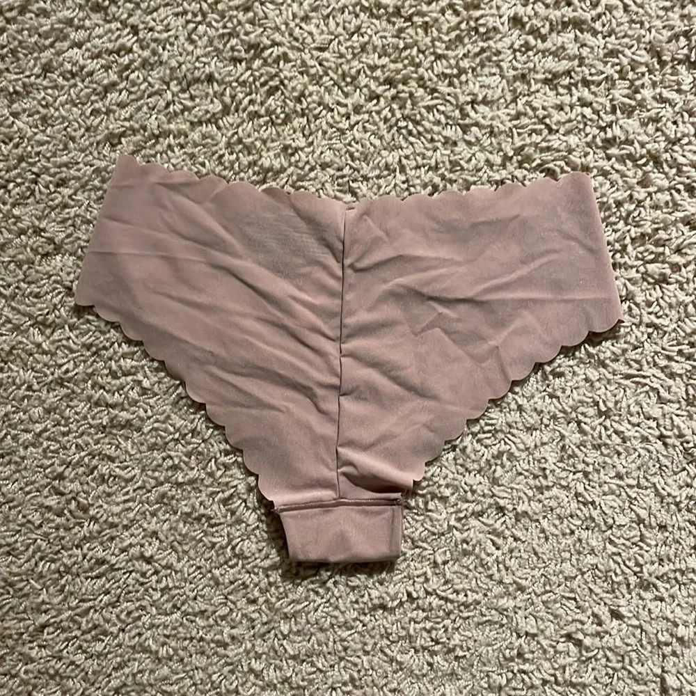 NWT Victoria’s Secret Beige No-Show Seamless Cheeky Scalloped Panty - Picture 2 of 6